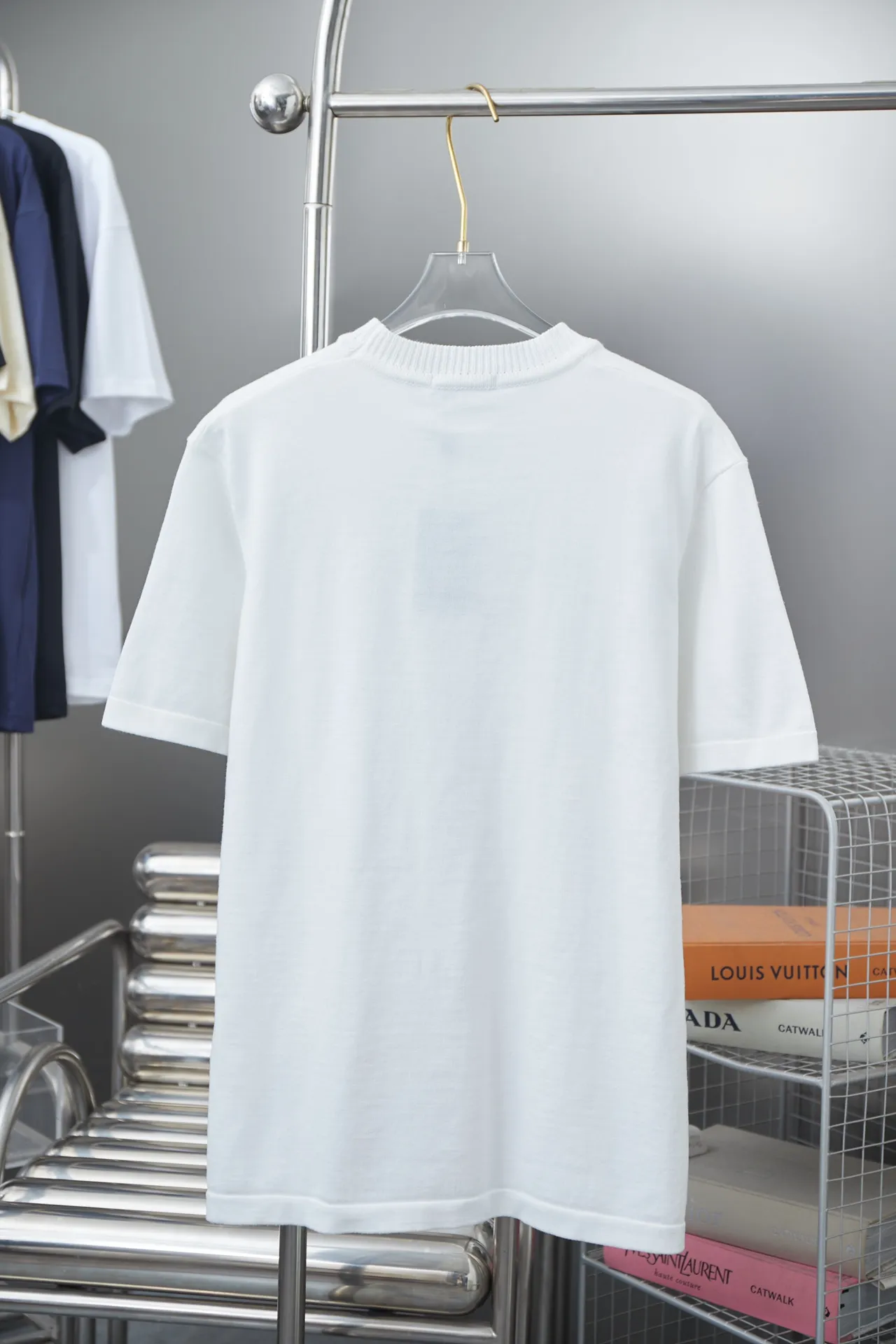🅿️200 Louis LV 25ss early spring new short-sleeved pearl yarn chapter knitted short-sleeved light luxury essential item for daily commuting for men and women Correct version Welcome to compare Detailed features · High-viscosity cotton material wool, high-count cotton added, dry and avoid stuffiness · The embroidery process forms patterns on the surface of knitted fabrics, and uses different colors and different types of yarns to weave into independent solid color areas. The color blocks are connected to form patterns without floating lines, with perfect edges. Paired with knitting of the same style and color, it presents a unique three-dimensional texture · Double-needle stitching and cross-stitching process · Original main mark washed tag brand moisture-proof paper packaging Color: White Size: S/M/L/XL